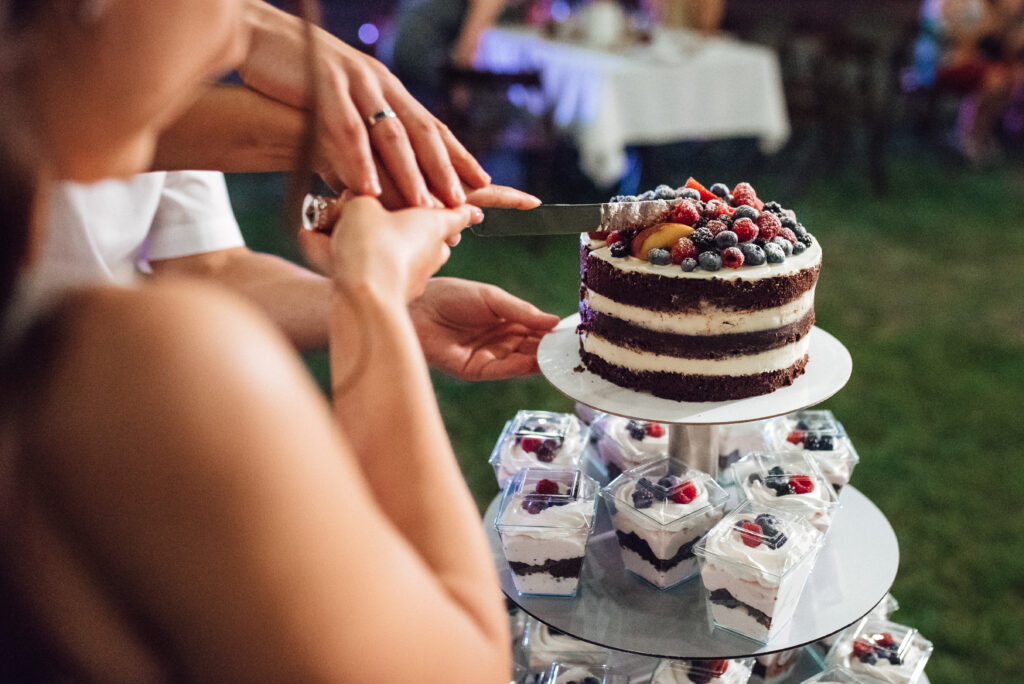 Torte, Hochzeit, Liebe, Happy Day, süss, Brautpaar, Tortenanschnitt, Herz Hochzeiten